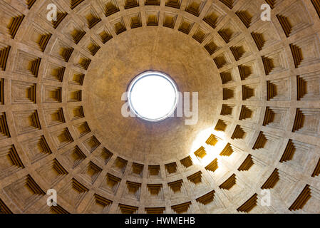 Die Kuppel des Pantheon in Rom, mit Licht, das durch die zentrale Öffnung (Oculus), wie von innen gesehen. Stockfoto