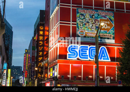 Straßen und elektronische Geschäfte von Akihabara Electric Town, ein Kulturzentrum Otaku und ein Bezirk für Videospiele, Anime, Manga und Computerspiele. Stockfoto