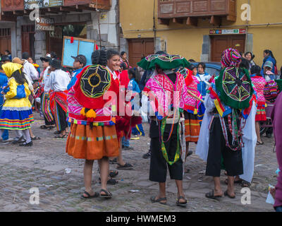 Pisac, Peru - 19. Mai 2016: Kinder in bunten, folkloristische Kostüme auf dem Markt von Pisac Stockfoto