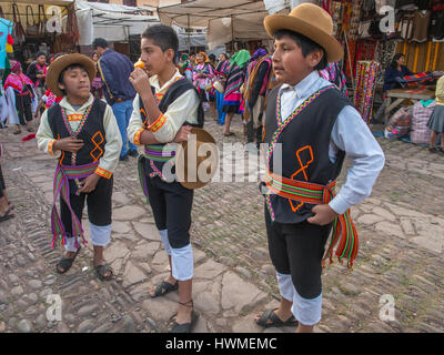 Pisac, Peru - 19. Mai 2016: Kinder in bunten, folkloristische Kostüme auf dem Markt von Pisac Stockfoto