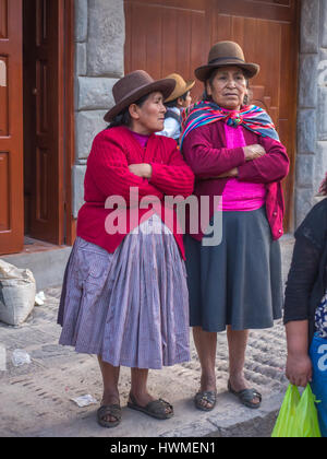 Pisac, Peru - 19. Mai 2016: Kinder in bunten, folkloristische Kostüme auf dem Markt von Pisac Stockfoto