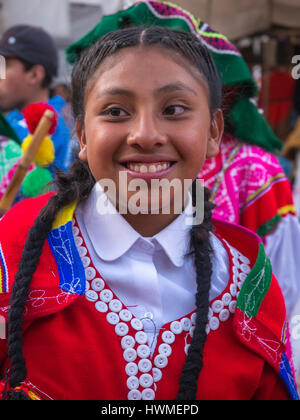 Pisac, Peru - 19. Mai 2016: Indische Mädchen in Tracht Stockfoto