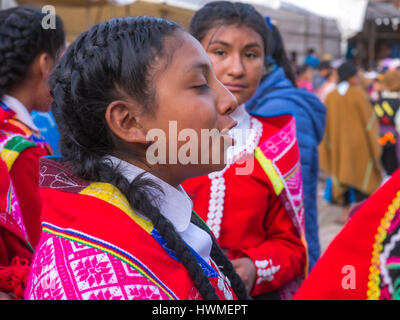 Pisac, Peru - 19. Mai 2016: Indische Mädchen in Tracht Stockfoto