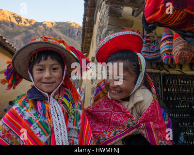 Ollantaytambo, Peru - 20. Mai 2016: Kinder in bunten, folkloristische Kostüme auf dem Markt von Pisac Stockfoto