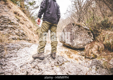 die kleine Bach - Fernweh Reisekonzept mit sportlichen Menschen auf der Exkursion in der wilden Natur - Outdoor-italienischen Alpen erkunden Stockfoto