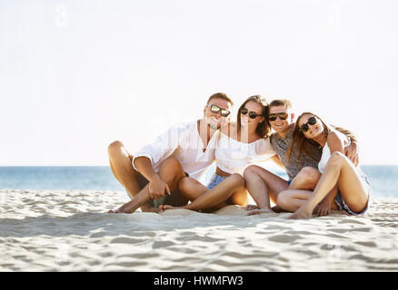 Gruppe von vier Freunden Spaß am Strand Stockfoto