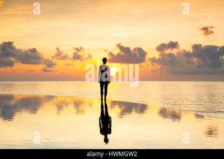 Abbildung stehen im Morgengrauen über einen Infinity-Pool in Süd-Ost-Asien Stockfoto