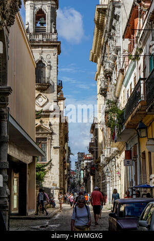 Havanna, Kuba - 5. Januar 2016: Typische Szene einer der Straßen im Zentrum von La Havanna - koloniale Architektur, Menschen herumlaufen Stockfoto