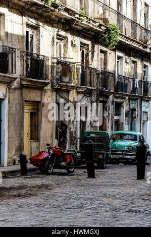 Havanna, Kuba - 5. Januar 2016: Typische Szene einer der Straßen im Zentrum von La Havanna - Kolonialarchitektur, Autos Stockfoto