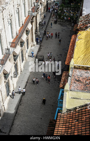 Havanna, Kuba - 5. Januar 2016: Typische Szene einer der Straßen im Zentrum von La Havanna - koloniale Architektur, Menschen herumlaufen Stockfoto