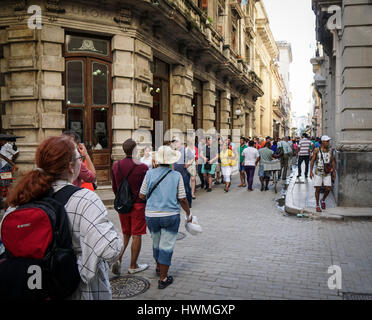 Havanna, Kuba - 5. Januar 2016: Typische Szene einer der Straßen im Zentrum von La Havanna - koloniale Architektur, Menschen herumlaufen Stockfoto