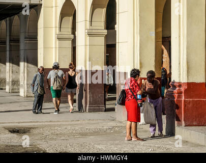 Havanna, Kuba - 5. Januar 2016: Typische Szene einer der Straßen im Zentrum von La Havanna - koloniale Architektur, Menschen herumlaufen Stockfoto