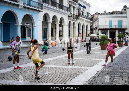 Havanna, Kuba - 5. Januar 2016: Typische Szene einer der Straßen im Zentrum von La Havanna - eine Gruppe von Schulkindern haben Sportstunde auf eines der c Stockfoto