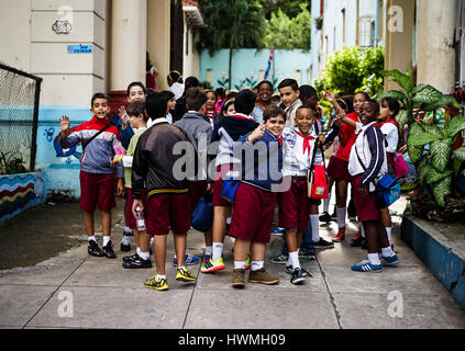 Havanna, Kuba - 6. Januar 2016: Typische Szene einer der Straßen im Zentrum von La Havanna - eine Gruppe von Schülerinnen und Schüler stand vor ihr scho Stockfoto