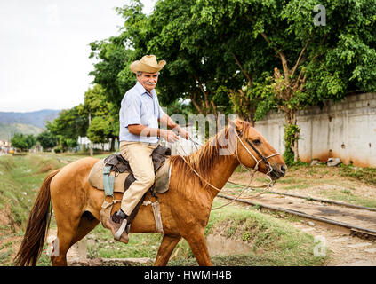 Trinidad, Kuba - 14. Januar 2016: Trinidads Bewohner nutzen noch Pferde für den Transport. Kuba hat eine der niedrigsten Fahrzeug pro-Kopf-Raten der Welt Stockfoto