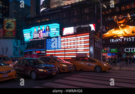 Amerika Flagge hissen auf dem Times Square Stockfoto