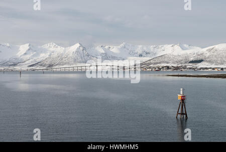 Blick entlang Risoyhamn Fjord und Risoyhamn Brücke Stockfoto