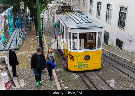 Ascensor da Glória Straßenbahn an der Spitze der Calçada da Glória im Bairro Allto, Lissabon, Portugal Stockfoto