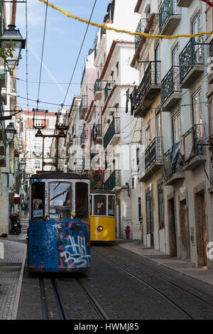 Ascensor Da Bica, Lissabons älteste Standseilbahn, Misericórdia, Lissabon, Portugal: zwei vorbeifahrende Autos Stockfoto