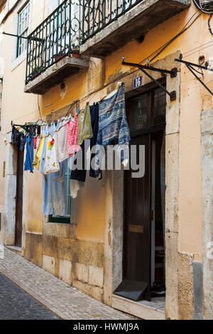 Travessa da Laranjeira, eine steile Gasse aus Rua da Bica de Duarte Belo, Misericórdia, Lissabon, Portugal Stockfoto