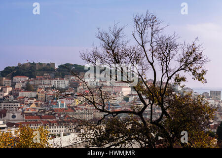 Blick auf das Castelo de São Jorge aus dem Miradouro de São Pedro de Alcântara, Lissabon, Portugal Stockfoto