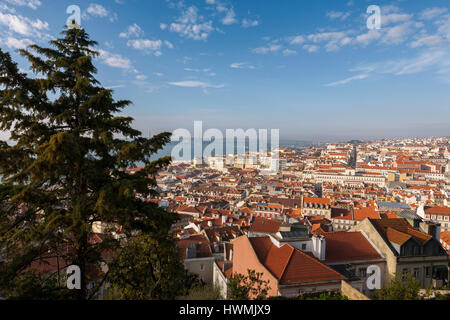 Ansicht der Innenstadt Baixa, Tejo und der Brücke 25 de Abril von Castelo de São Jorge, Lissabon, Portugal Stockfoto