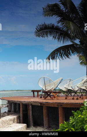 Stühle am Strand, Karibik, Isla Holbox, Mexiko Stockfoto