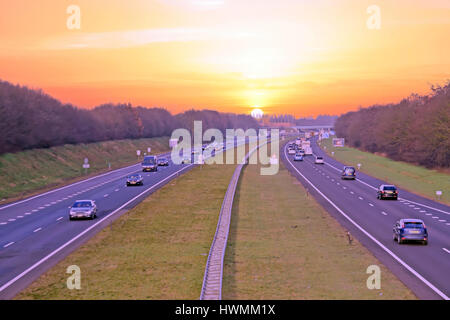 Verkehr auf der Autobahn A1 in den Niederlanden Stockfoto