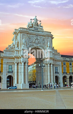 Rua Augusta Arch ist ein Stein, triumphal Bogen-Like, historische Gebäude und Besucher Attraktion in Lissabon auf Commerce Square, gebaut, um das c zu gedenken Stockfoto