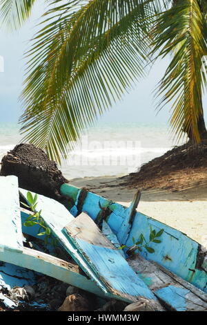 Alten Türkis Boot Iat am Strand in der Karibik, Belize, Zentralamerika, Westindien Stockfoto