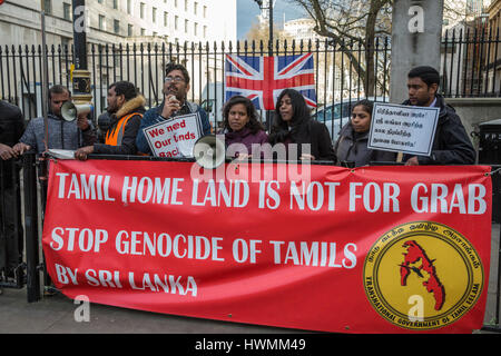 London, UK. 21. März 2017. Britische Tamilen protestieren außerhalb Downing Street gegen Völkermord gegen die Tamilen in Sri Lanka. Stockfoto