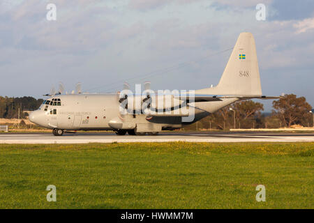 Schwedische Luftwaffe Lockheed Tp84 Hercules (C-130H/L-382) Futter für abnehmen Start-und Landebahn 31 während der libysche Aufstand. Stockfoto