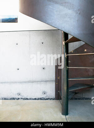 Inneren Stahltreppe in das Studio im Erdgeschoss. Xeros Haus, Phoenix, Vereinigte Staaten von Amerika. Architekt: Leere Studio, 2006. Stockfoto