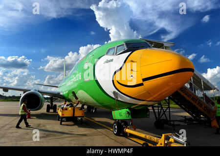 Udon Thani, Thailand 22 August 2015:Boeing 737-8FH von Nok Air Airlines, Parken am Flughafen Udon Thani und unbekannten Männern arbeiten mit der p Stockfoto