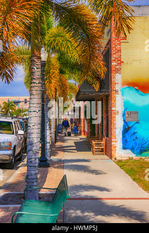 Menschen zu Fuß entlang Marion Ave in der Innenstadt von Punta Gorda, Florida Stockfoto