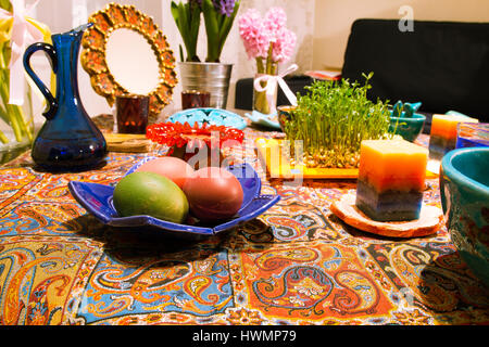 Haft gesehen traditionelle Tabelle der Nowruz. Eine "Haft gesehen" Einstellung in Teheran, Iran. Haft-gesehen, auch buchstabiert als Haft Sin (Persisch: هفت سین, die sieben gesehen Stockfoto