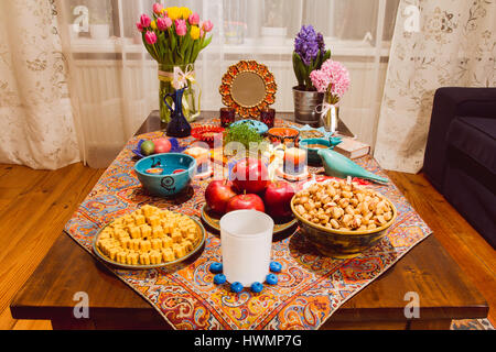 Haft gesehen traditionelle Tabelle der Nowruz. Eine "Haft gesehen" Einstellung in Teheran, Iran. Haft-gesehen, auch buchstabiert als Haft Sin (Persisch: هفت سین, die sieben gesehen Stockfoto