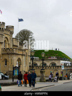 Blick auf die Oxford Castle Mound von am Straßenrand. Stockfoto