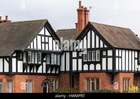 Port Sunlight - ein Modelldorf und Vorort in der Metropolitan Borough Wirral, Merseyside. Schwarz / weiß-tudor-Stil-Häuser Stockfoto