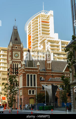 PERTH, Australien - 17. Dezember 2015 Perth Rathaus aus dem Jahre 1867. Ein Gebäude aus früheren Tagen. In den Hintergrund-Neubauten Stockfoto