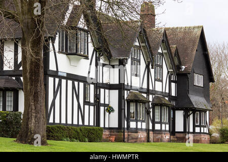 Port Sunlight - ein Modelldorf und Vorort in der Metropolitan Borough Wirral, Merseyside. Schwarz / weiß-tudor-Stil-Häuser Stockfoto