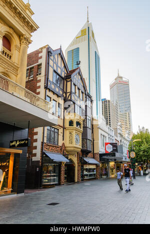 PERTH, Australien - Perth 17. Dezember 2015, Hay Street Mall. Die Fußgängerzone ist eine Einkaufsstraße in Perth City mit teilweise sehr alten Gebäuden. Stockfoto