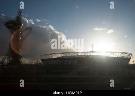 London, UK. 21. März 2017. Der ArcelorMittal Orbit (oft bezeichnet als die Orbit-Turm oder einfach nur die Umlaufbahn) ist 114,5 Meter hohen (376 ft) Skulptur und Aussichtsturm in der Queen Elizabeth Olympic Park in Stratford, London. Bildnachweis: Alberto Pezzali/Pacific Press/Alamy Live-Nachrichten Stockfoto