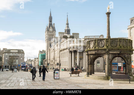 Aberdeen City Centre - Market Cross, Castlegate in Richtung Aberdeen Stadthaus und Union Street Stockfoto