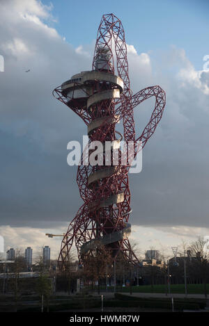 London, UK. 21. März 2017. Der ArcelorMittal Orbit (oft bezeichnet als die Orbit-Turm oder einfach nur die Umlaufbahn) ist 114,5 Meter hohen (376 ft) Skulptur und Aussichtsturm in der Queen Elizabeth Olympic Park in Stratford, London. Bildnachweis: Alberto Pezzali/Pacific Press/Alamy Live-Nachrichten Stockfoto