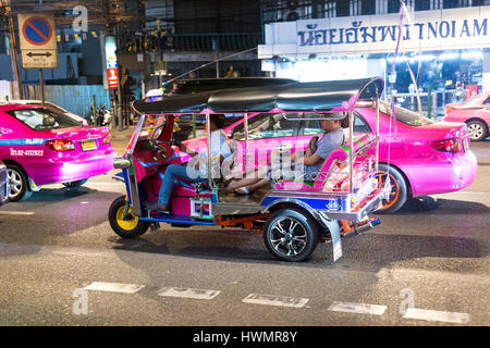 Auto-Rikscha (Tuk-Tuk) in der Nacht auf den Straßen von Bangkok, Thailand Stockfoto