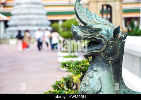 Drachen-Statue im Tempel Wat Pho (Tempel des liegenden Buddha) in Bangkok, Thailand Stockfoto