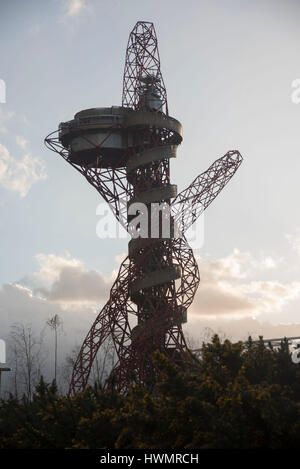 London, UK. 21. März 2017. Der ArcelorMittal Orbit (oft bezeichnet als die Orbit-Turm oder einfach nur die Umlaufbahn) ist 114,5 Meter hohen (376 ft) Skulptur und Aussichtsturm in der Queen Elizabeth Olympic Park in Stratford, London. Bildnachweis: Alberto Pezzali/Pacific Press/Alamy Live-Nachrichten Stockfoto