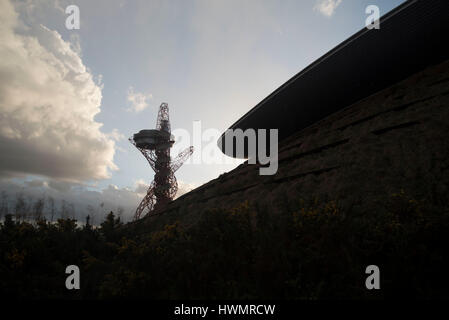 London, UK. 21. März 2017. Der ArcelorMittal Orbit (oft bezeichnet als die Orbit-Turm oder einfach nur die Umlaufbahn) ist 114,5 Meter hohen (376 ft) Skulptur und Aussichtsturm in der Queen Elizabeth Olympic Park in Stratford, London. Bildnachweis: Alberto Pezzali/Pacific Press/Alamy Live-Nachrichten Stockfoto