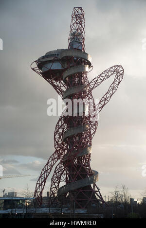 London, UK. 21. März 2017. Der ArcelorMittal Orbit (oft bezeichnet als die Orbit-Turm oder einfach nur die Umlaufbahn) ist 114,5 Meter hohen (376 ft) Skulptur und Aussichtsturm in der Queen Elizabeth Olympic Park in Stratford, London. Bildnachweis: Alberto Pezzali/Pacific Press/Alamy Live-Nachrichten Stockfoto